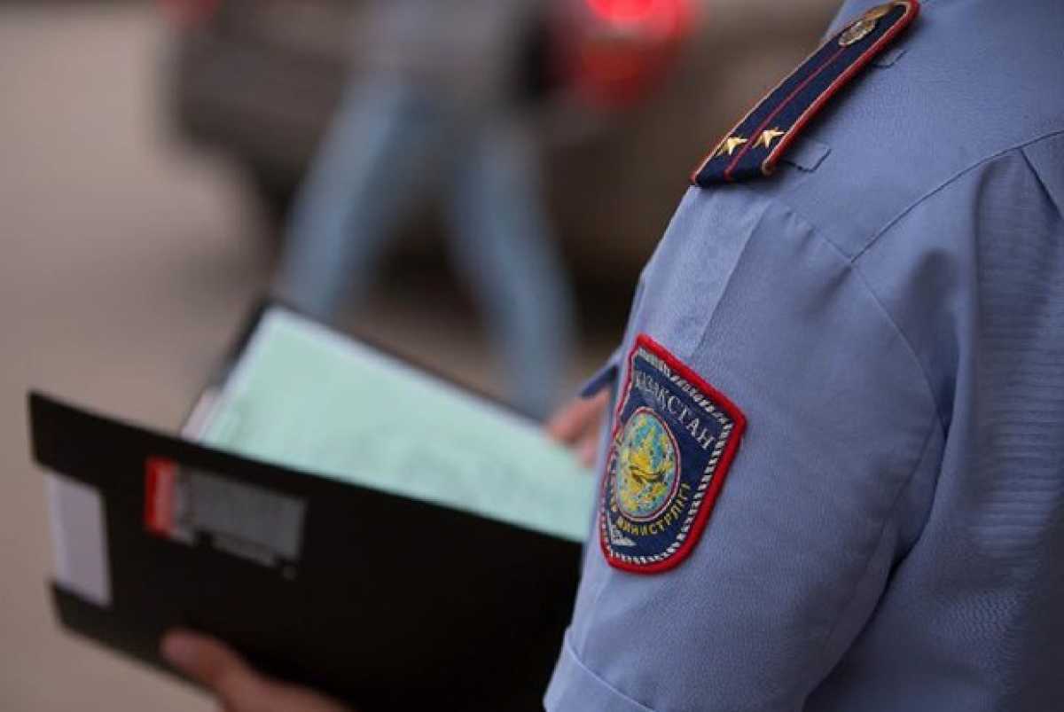 Алматыда стационарлық посттың полицейі көшедегі қарақшыларды ұстады