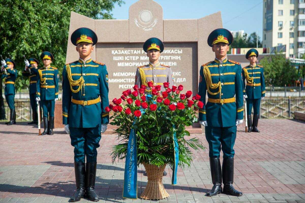 Полиция күніне орай ІІМ-де мінсіз қызметімен көзге түскен сақшылар мен ардагерлер марапатталды