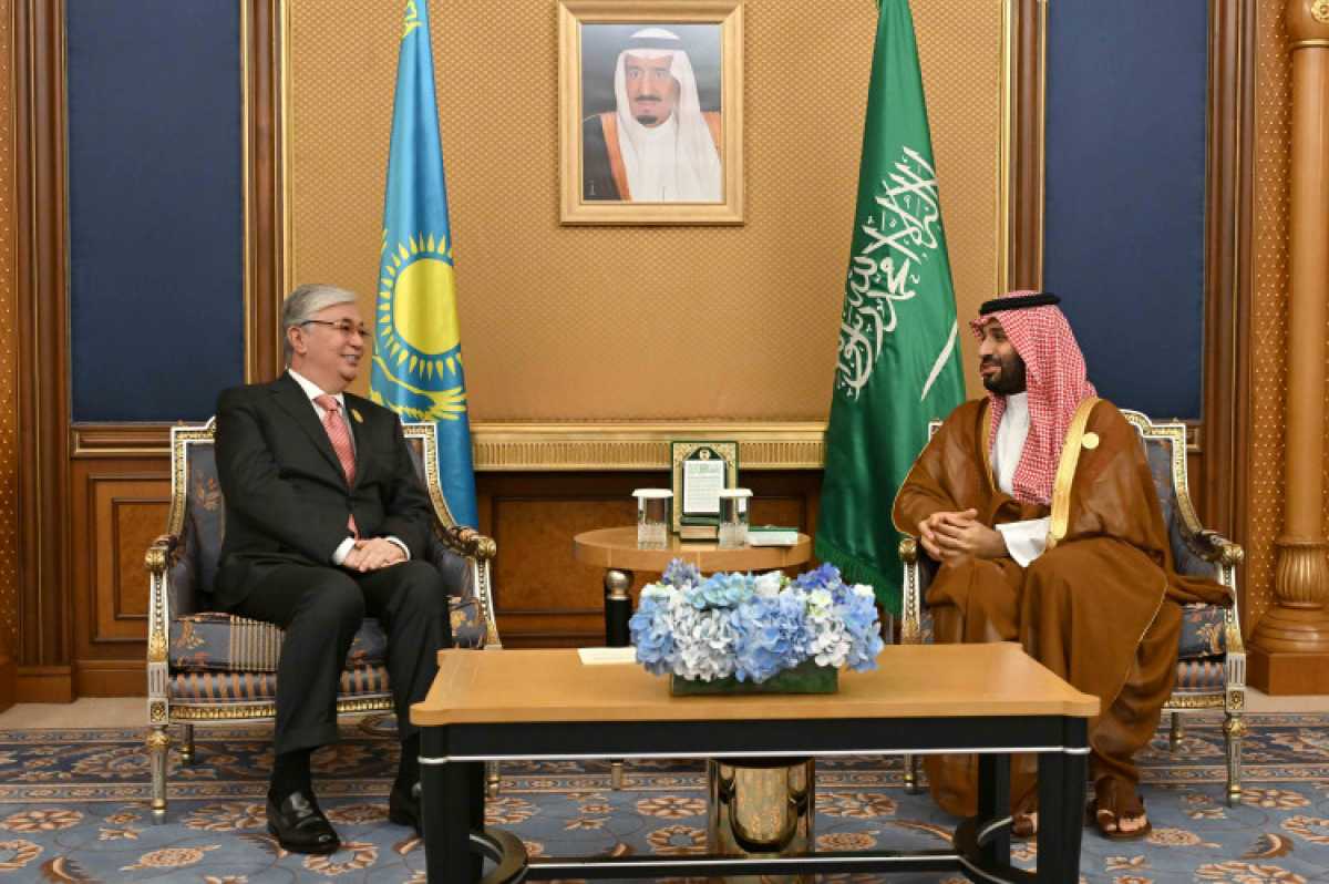 Президент Қасым-Жомарт Тоқаев Сауд Арабиясының Тақ мұрагері Мұхаммед бен Салман Әл Саудпен кездесті