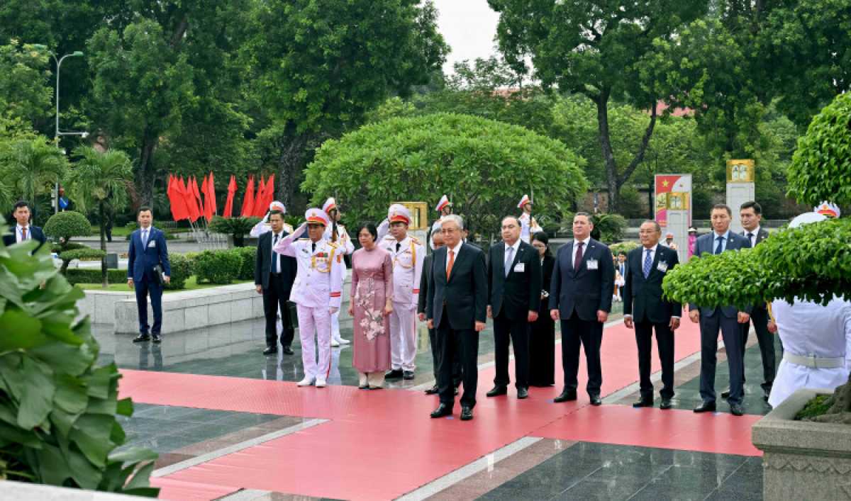Президент ұлт қаһармандары монументіне және Хо Ши Миннің мавзолейіне гүл шоғын қойды