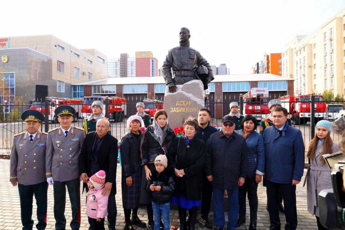 Елордада елордалық өрт сөндірушіге ескерткіш орнатылды Асқар Забикулинге