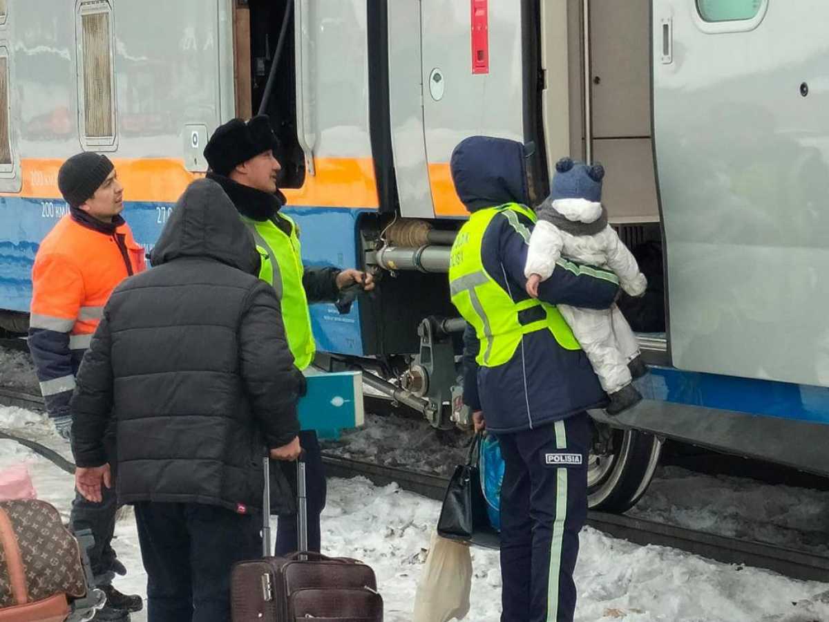 Қазақстанның бірнеше өңірінде полицейлер ауа райының қолайсыздығына байланысты тасжолдарда күшейтілген кезекшілікті жалғастырып жатыр