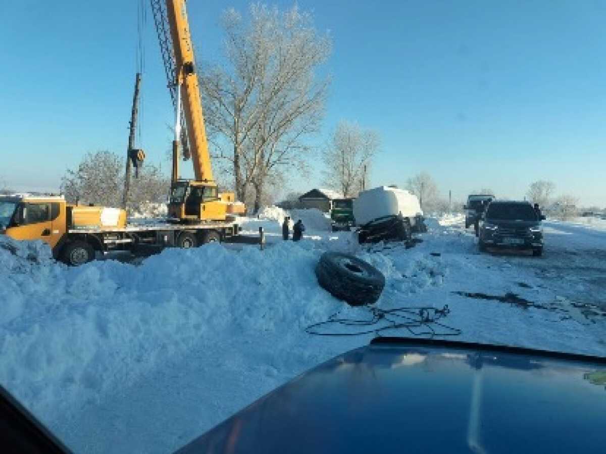 СҚО полицейлері жол жиегіне түсіп кеткен бензовоздың жүргізушілеріне көмектесті