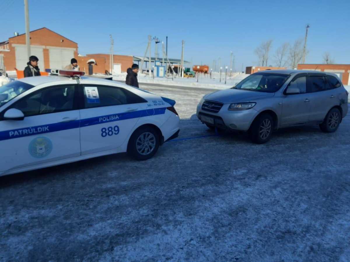 Полицейлер аязды күндері СҚО жолдарында шетелдіктерге көмек көрсетті