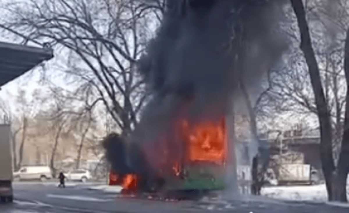 Алматылық құтқарушылар автобусты шарпыған өртті жойды