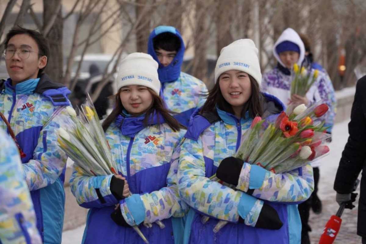 Елордалық еріктілер әйелдерге 1000-нан аса қызғалдақ сыйлайды