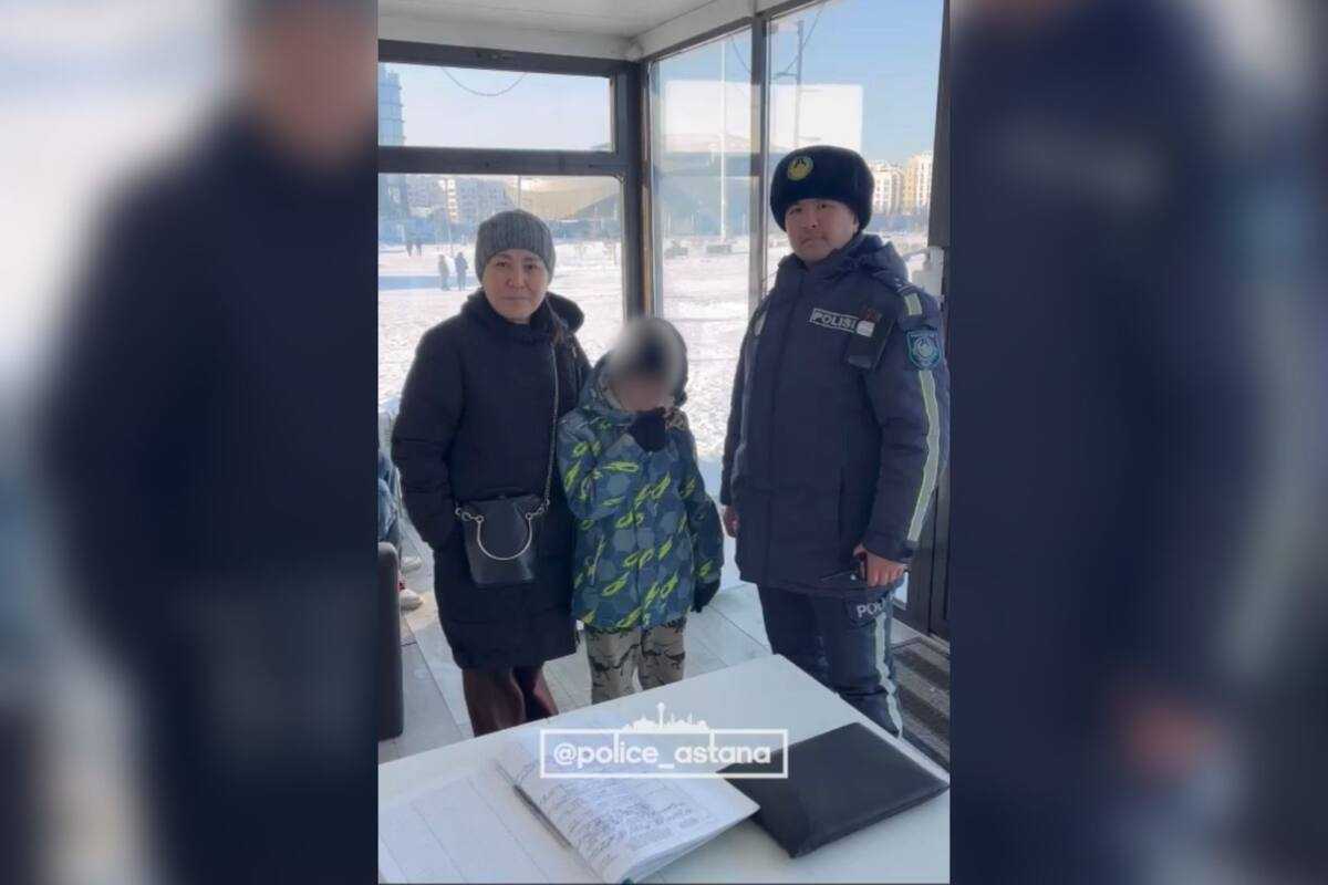 Астана полицейлері адасқан балаларды ата-анасына табыстады
