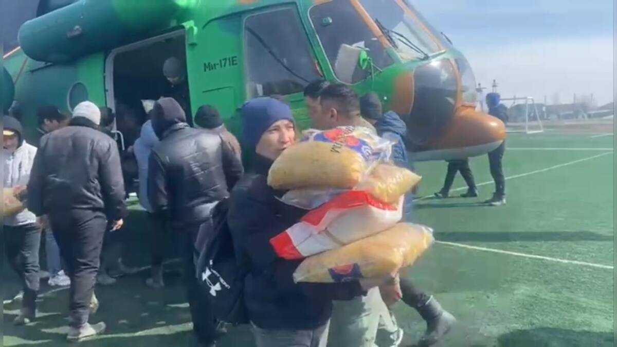 Су тасқыны: Ұлттық ұлан авиациясы тұрғындарға гуманитарлық көмек көрсетіп жатыр