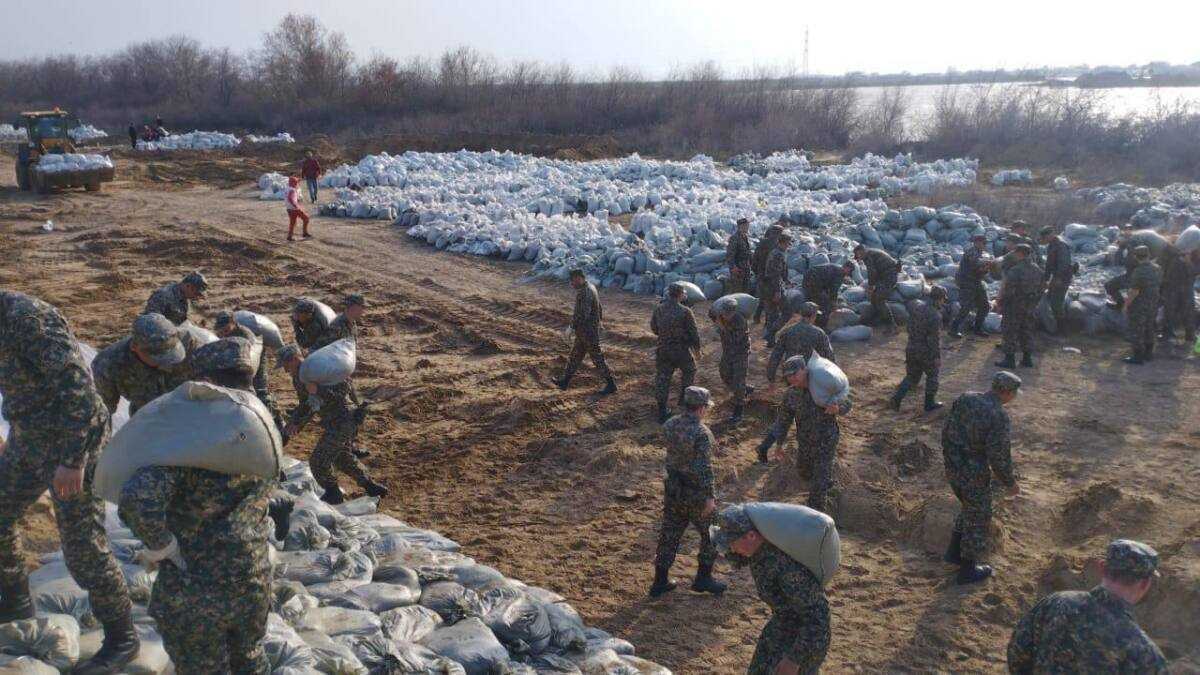 Мыңнан астам ұландық жауынгер су басқан аудандардың тұрғындарына көмек көрсетіп жатыр