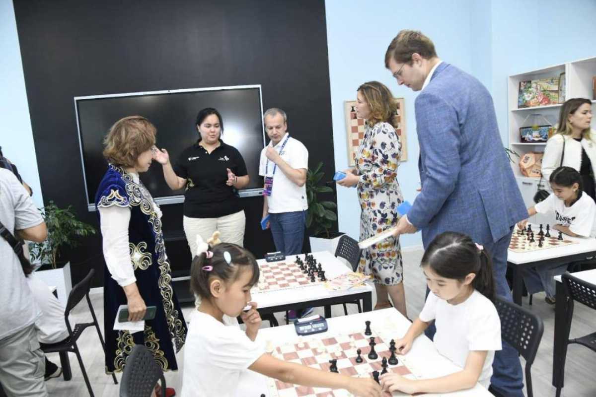 FIDE президенті елорда мектебіндегі шахмат сыныбына барды