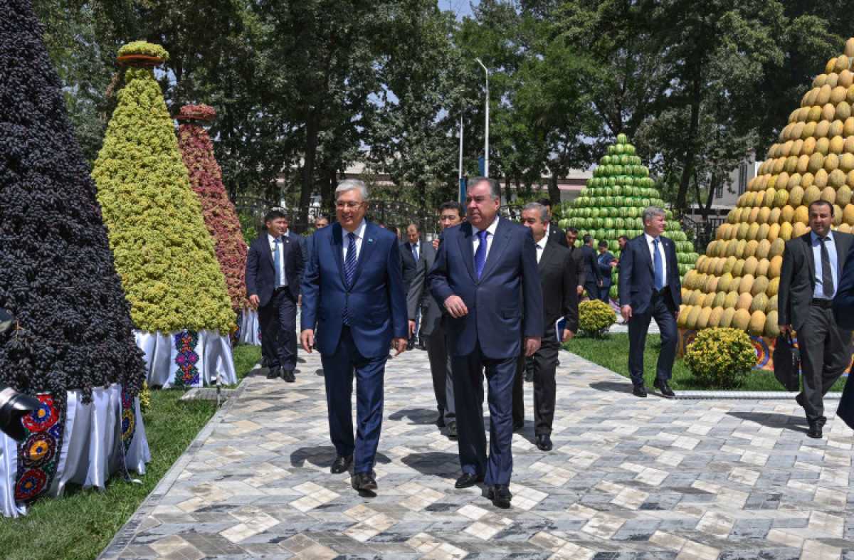 Қазақстан мен Тәжікстан президенттері ауыл шаруашылығы өнімдері мен ұлттық тағамдар көрмесін аралап көрді