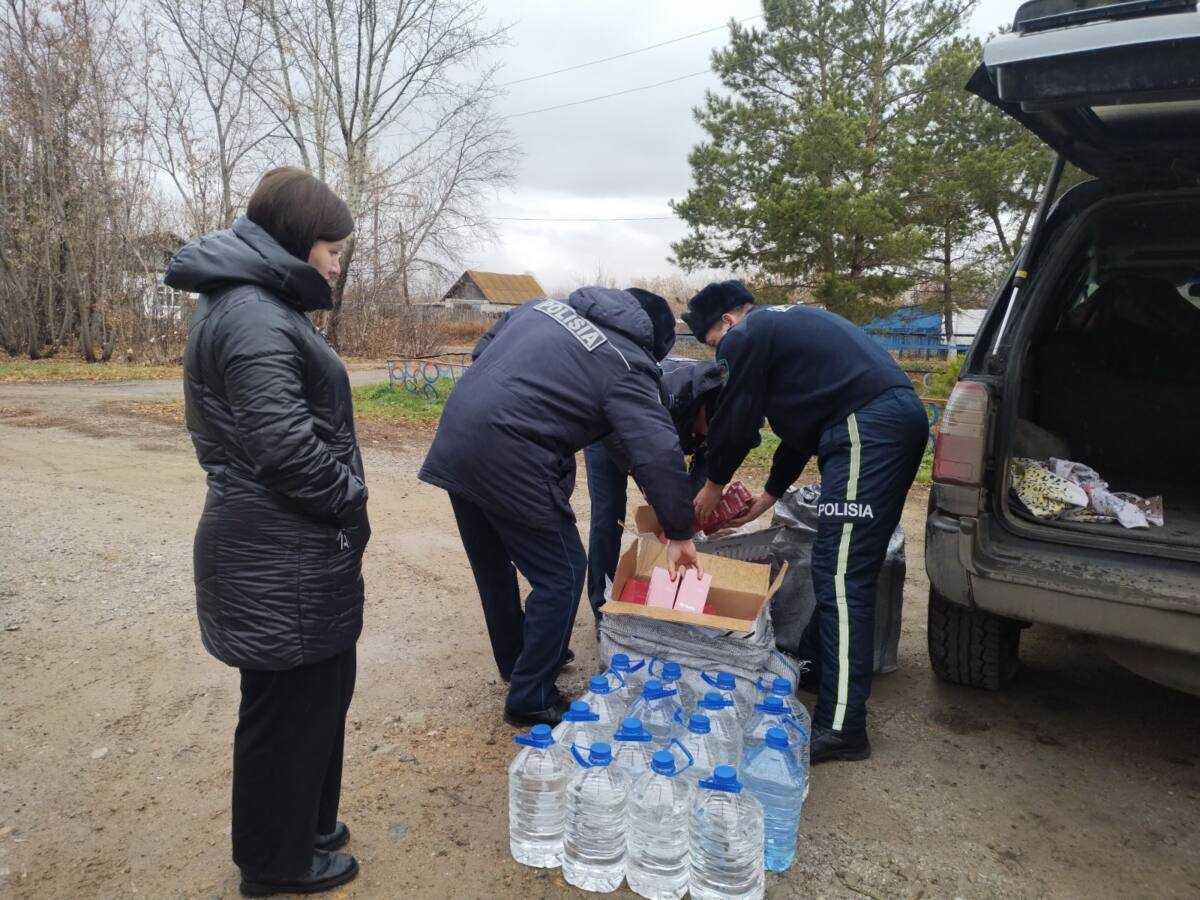 СҚО полицейлері жол талғамайтын көліктен заңсыз алкоголь мен темекіні тәркіледі