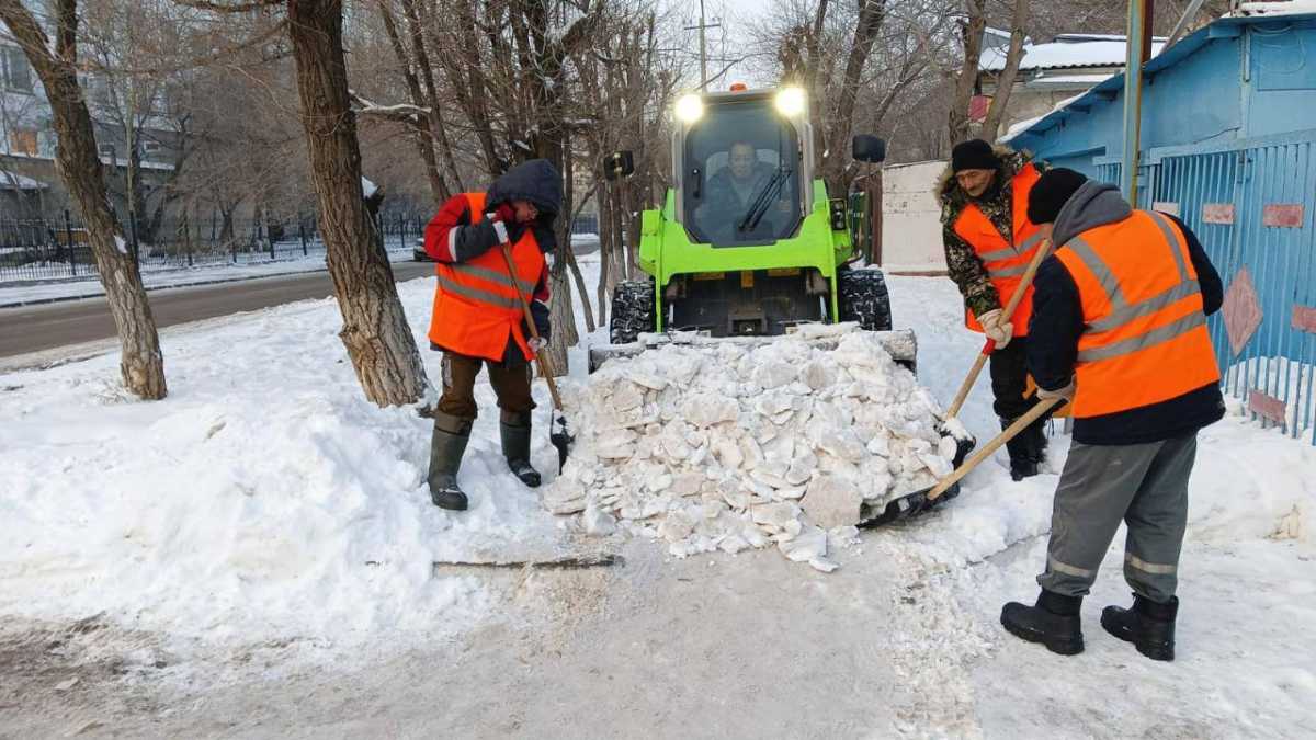 Астанада 2 700-ге жуық жол жұмысшы мен 1300-ден астам арнайы техника қар мен мұзды күреуге шықты