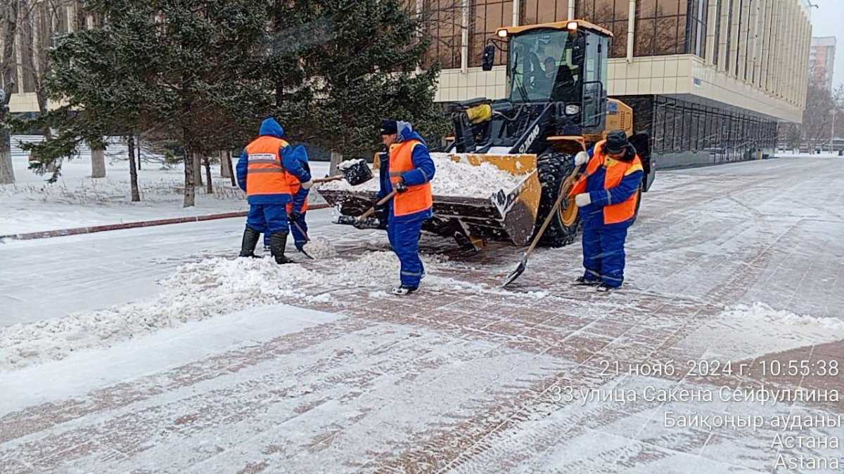 Астанада қар жауып, коммуналдық қызмет мамандары күшейтілген режимде жұмыс істеп жатыр