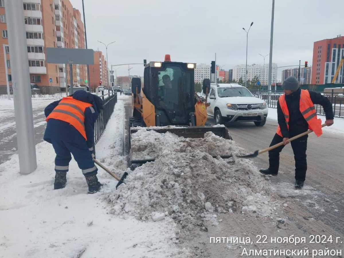 Астанада 2 600-ден астам жұмысшы мен 1 200 бірлік арнайы техника қар тазалауға шығарылды