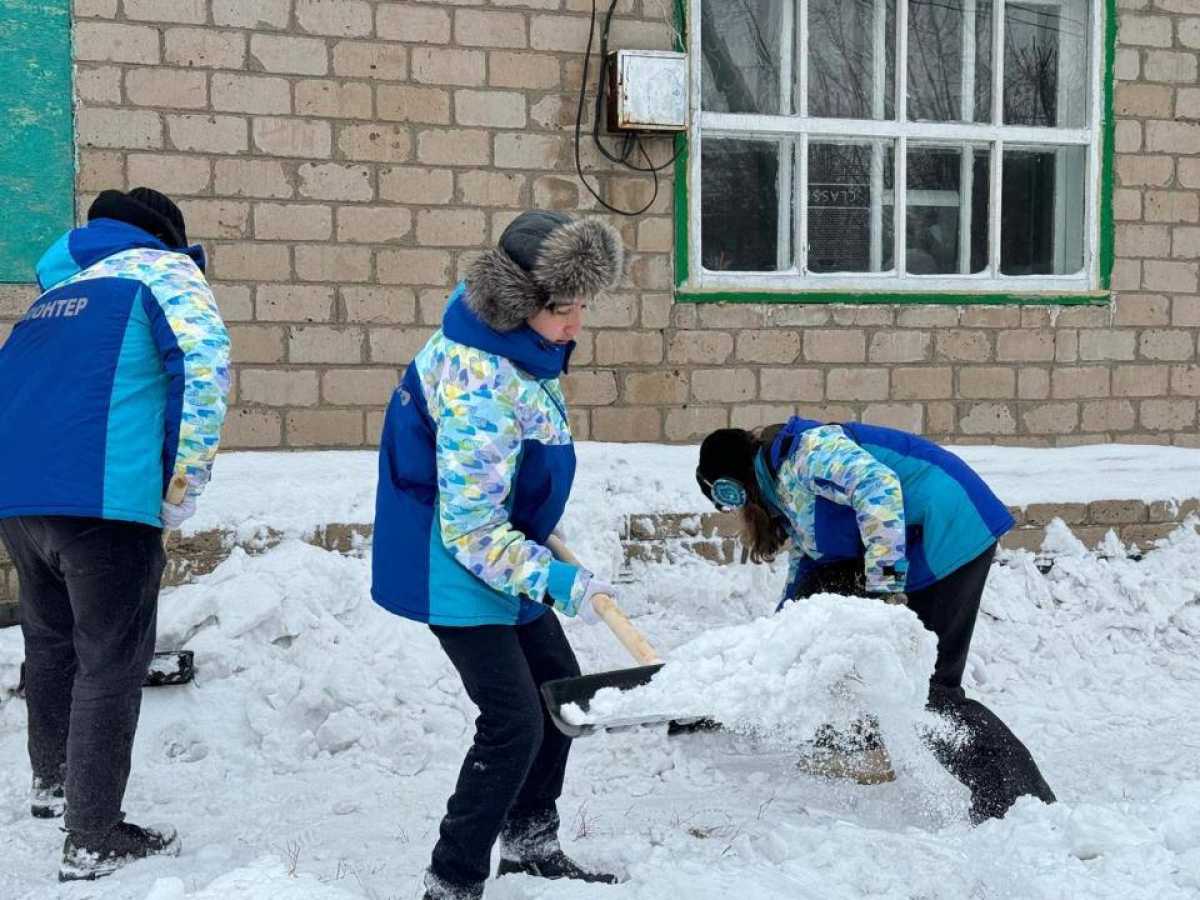 «Таза Қазақстан»: еріктілер қарт тұрғындардың ауласының қарын күреді