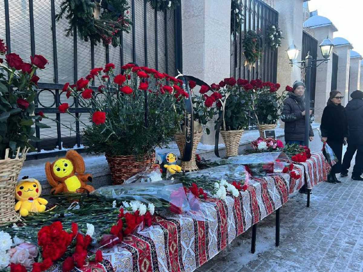 Астаналықтар Қазақстандағы Әзербайжан елшілігіне гүл шоқтарын қойып жатыр