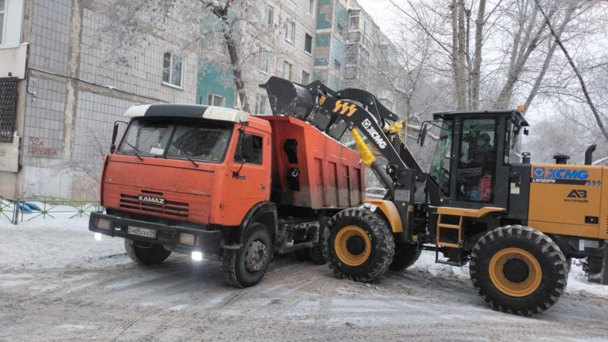 Астанада қар тазалауға 2,6 мыңнан астам жол жұмысшысы шықты