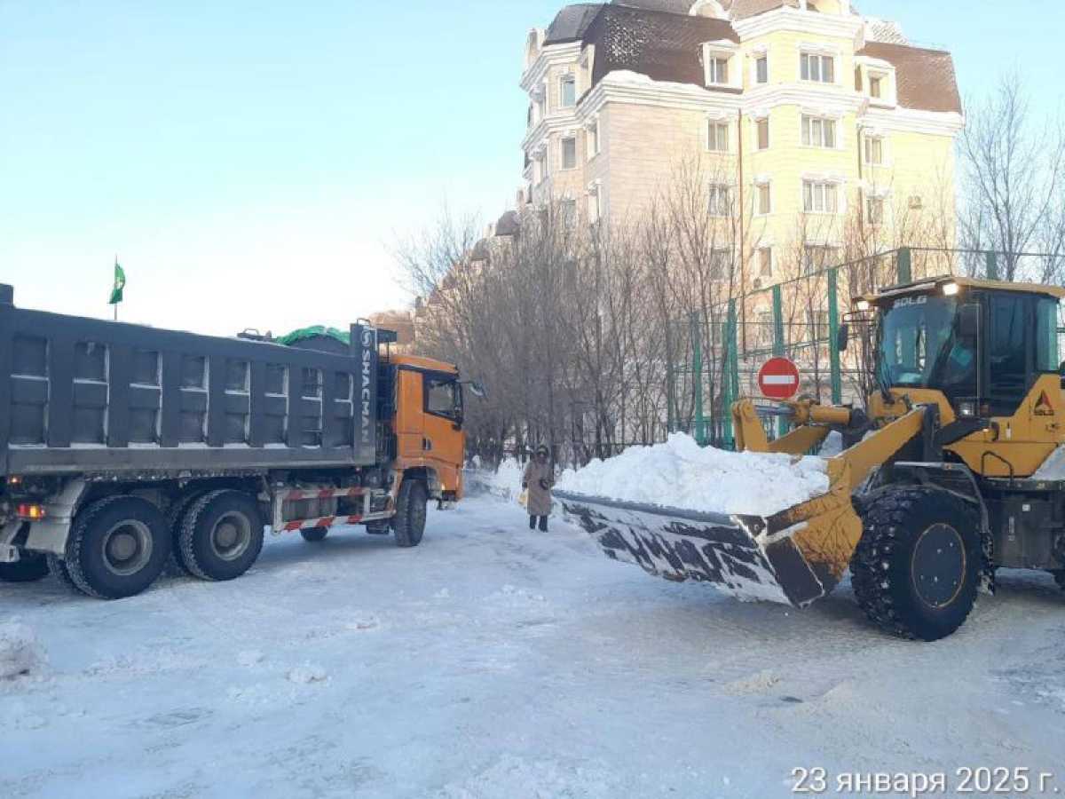 Астанада қар күреу: бір түнде қаладан 53 мың текше метрден астам қар шығарылды