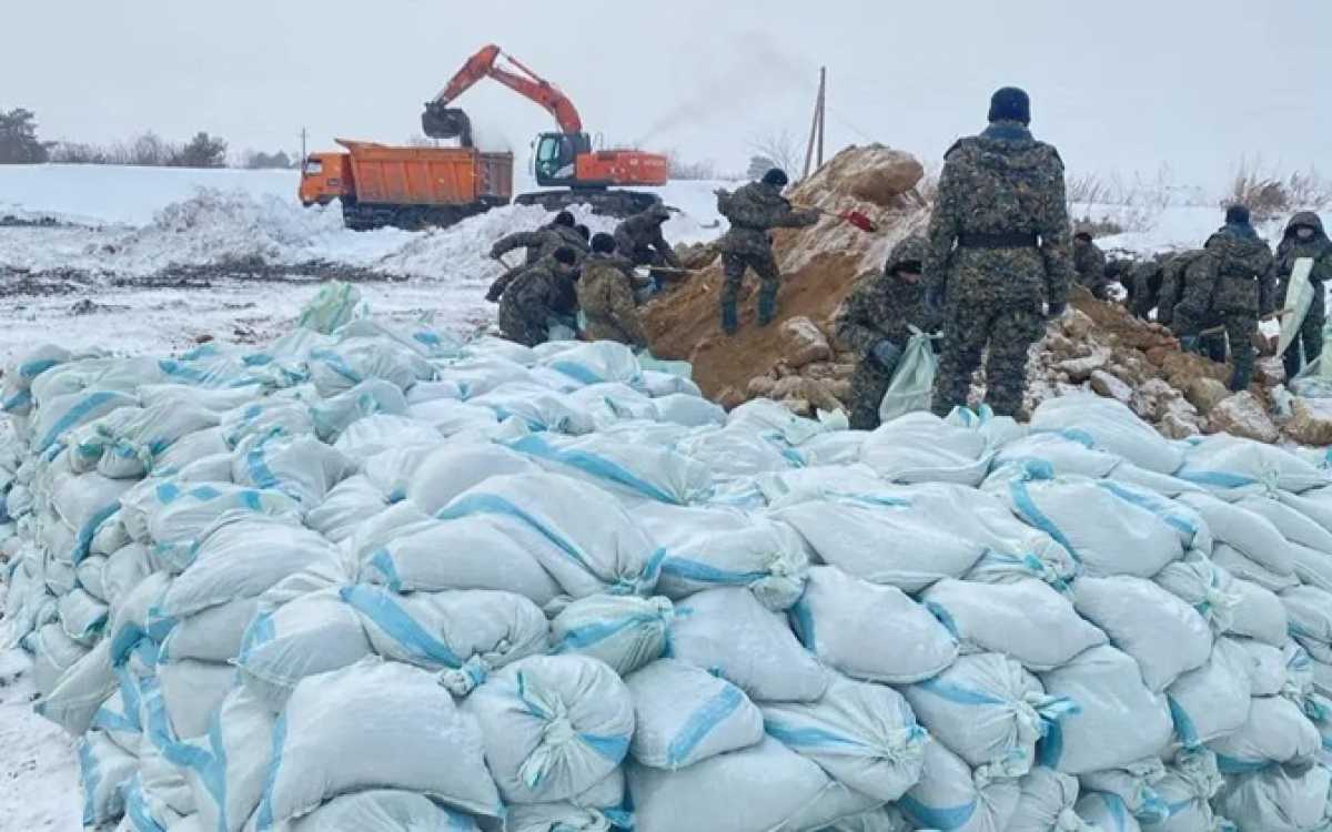 Тасқыннан сақтану: Ұлттық ұлан курсанттары СҚО-да құм салынған 3 мың қап дайындады