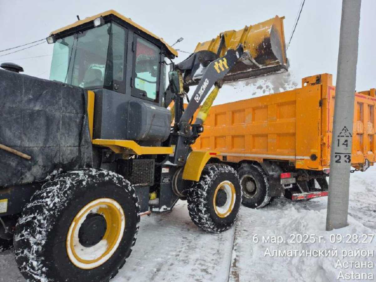 Астанада 2500-ден астам жол жұмысшы қар күреуге жұмылдырылды