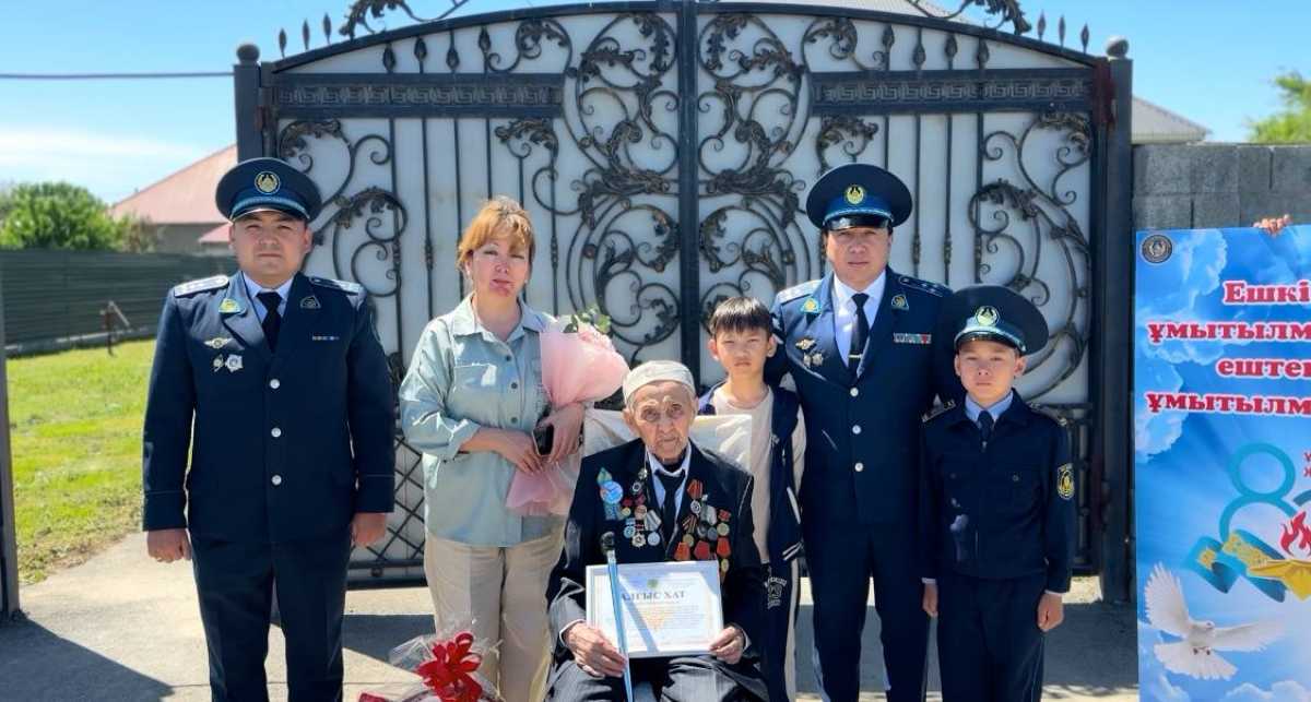Талдықорғанда полицейлер Ұлы Отан соғысының ардагерін арнайы құттықтады