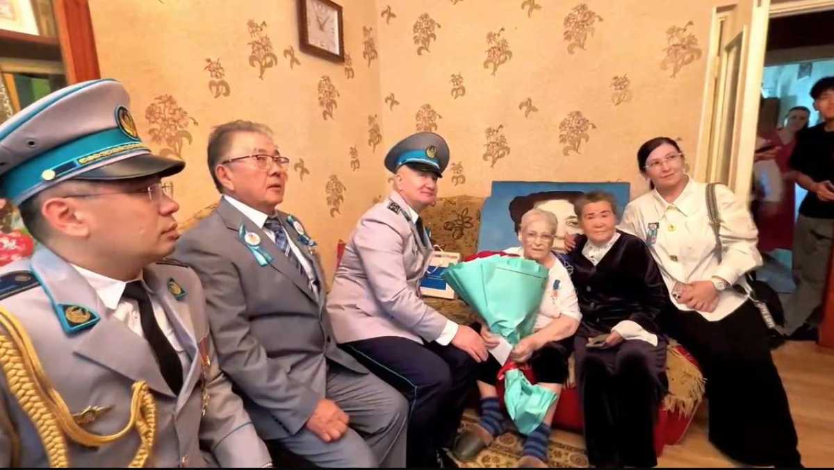 Шымкентте ПД бастығы тыл ардагерінің үйіне барып, мерекемен құттықтады