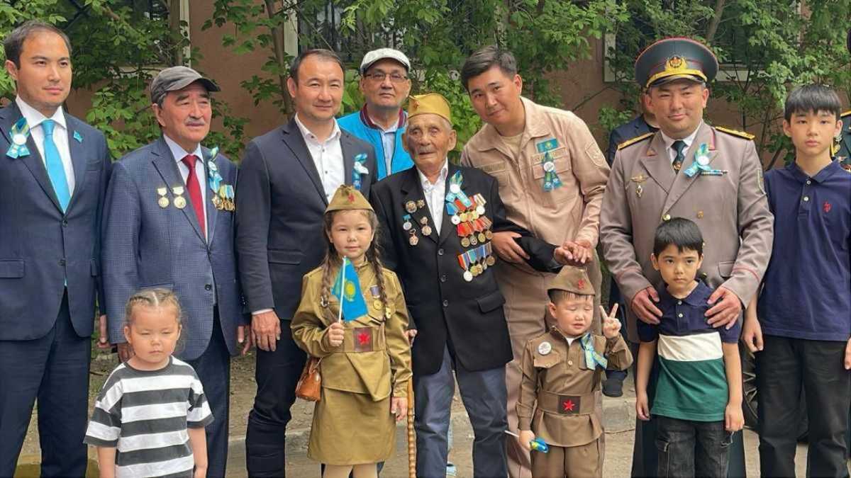 Ерлік пен қайсарлықтың үлгісі: елордада 9 мамыр күні ҰОС ардагеріне құрмет көрсетілді