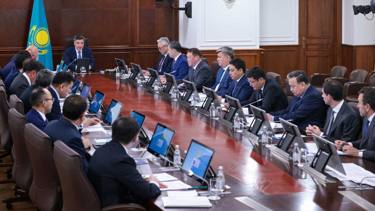 Олжас Бектенов химия және металлургия салаларындағы ірі өнеркәсіп жобаларын жүзеге асыру мәселелері бойынша кеңес өткізді