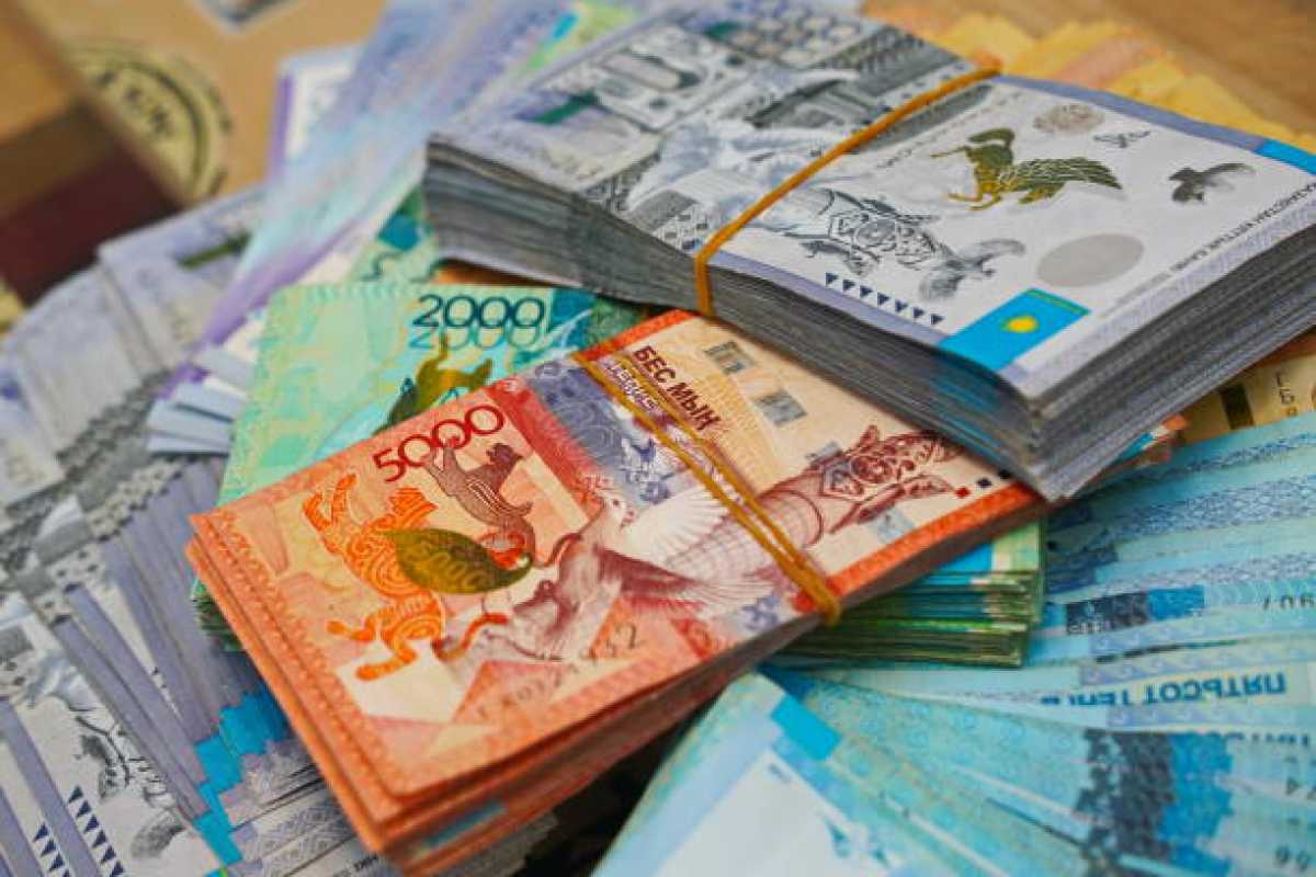 Қазақстанда кімдер айына миллионнан аса жалақы алады?