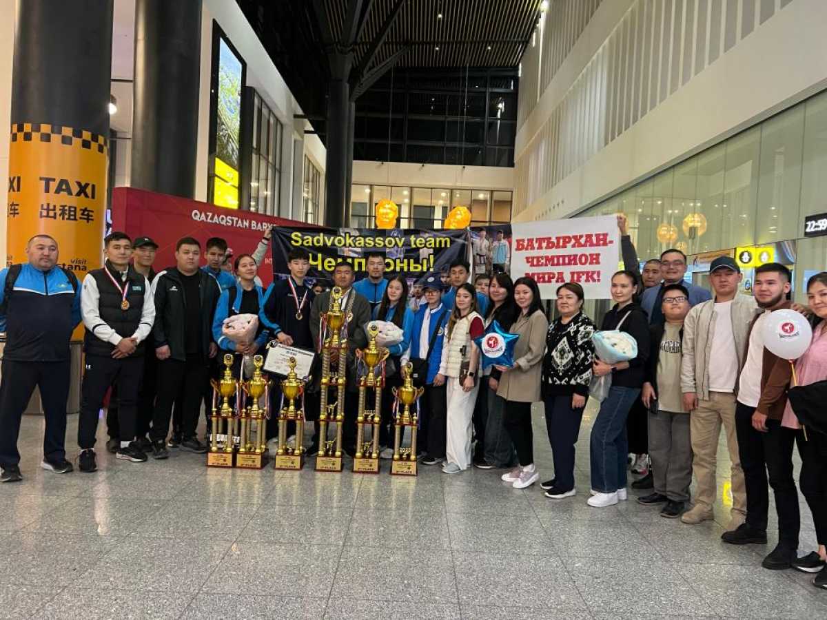 Әлем чемпионатында жеңіске жеткен елордалық каратэшілерді жанкүйерлері әуежайдан салтанатты түрде қарсы алды