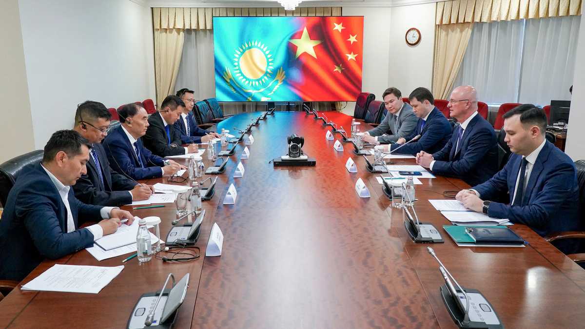 ҚР Премьер-министрінің бірінші орынбасары Роман Скляр Fufeng Group компания тобының президенті Ли Сюэчуньмен кездесті