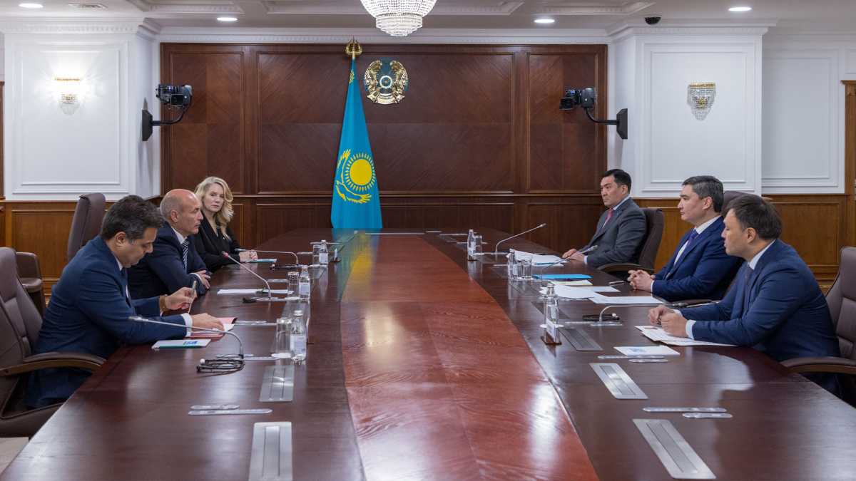 Олжас Бектенов Shell компаниясы барлау және өндіру бөлімшесінің басшысы Питер Костелломен мұнай-газ жобаларын жүзеге асыру мәселесін талқылады