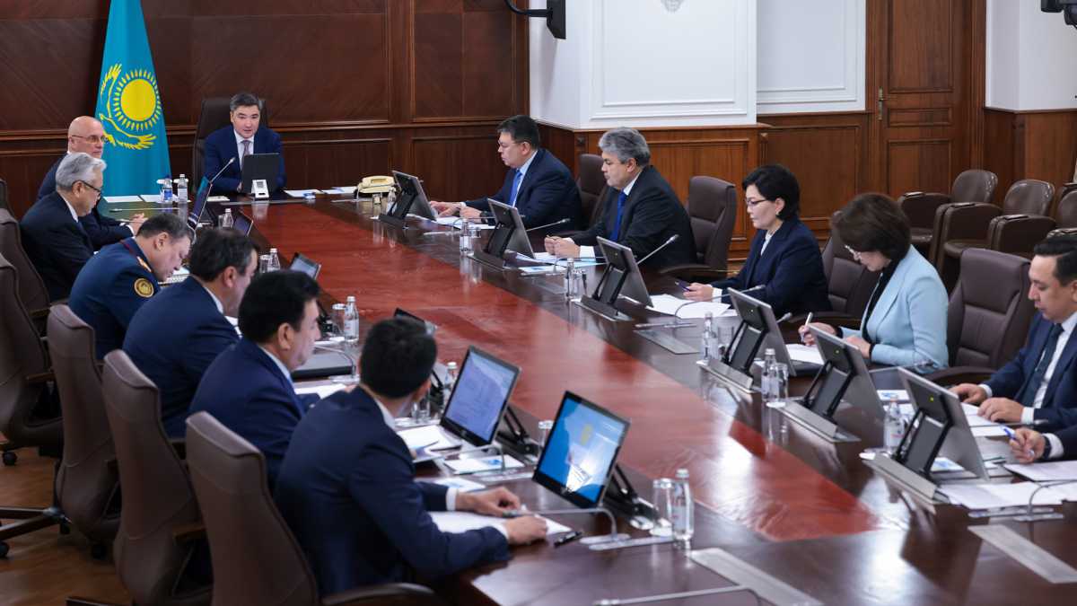 Премьер-министр ҰБТ-ны жоғары деңгейде ұйымдастыруды және студенттер мен оқушыларды жазғы жұмыспен қамтамасыз етуді тапсырды