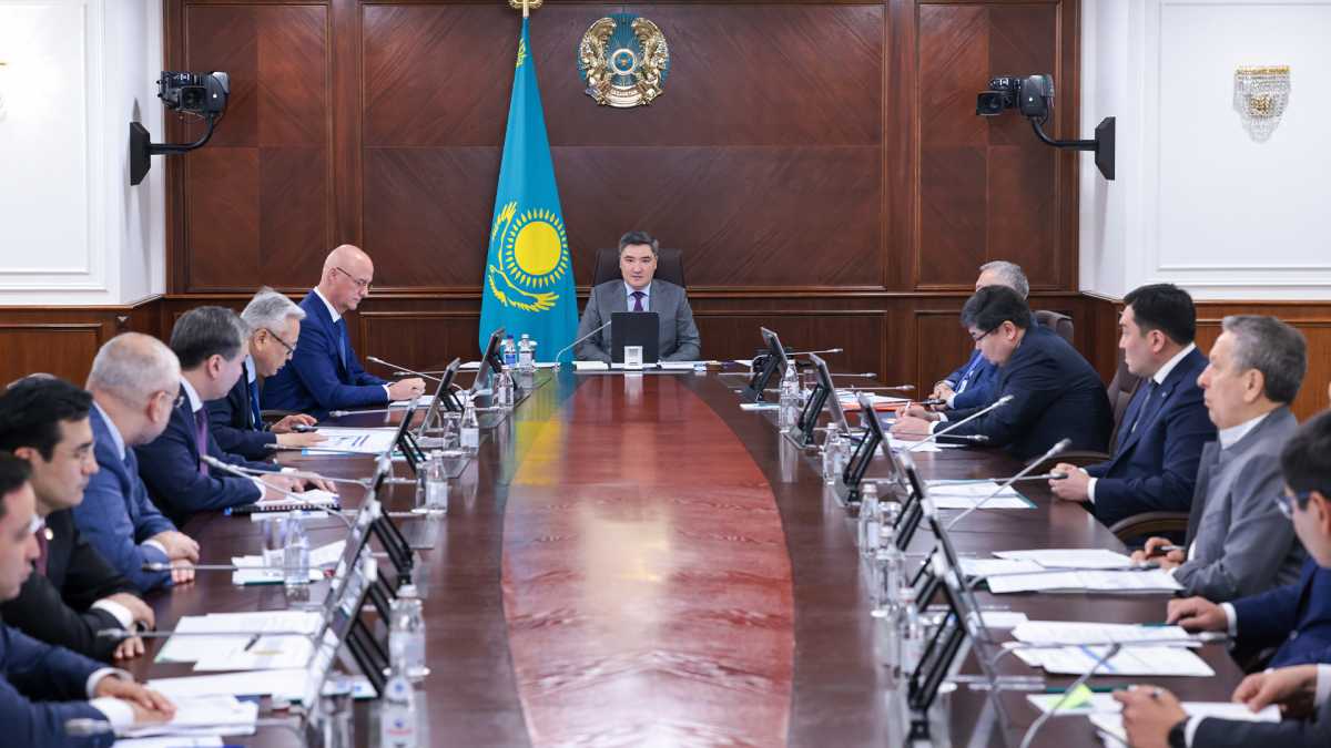 Олжас Бектенов металлургия мен мұнай химиясы салаларындағы ірі жобаларды жүзеге асыру мәселелері бойынша кеңес өткізді