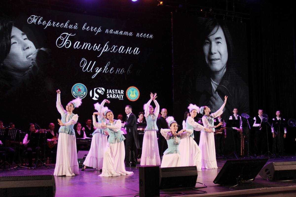 Ұлттық ұланның ән-би ансамблі Батырхан Шүкеновті еске алу кешінде көрермендердің жүрегін елжіретті