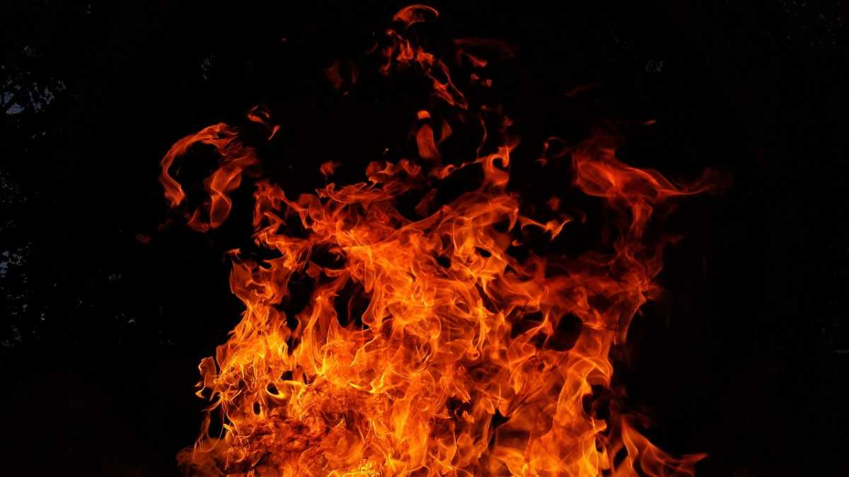 Павлодарда такси өртеніп, екі баласымен бірге әйел адам зардап шекті
