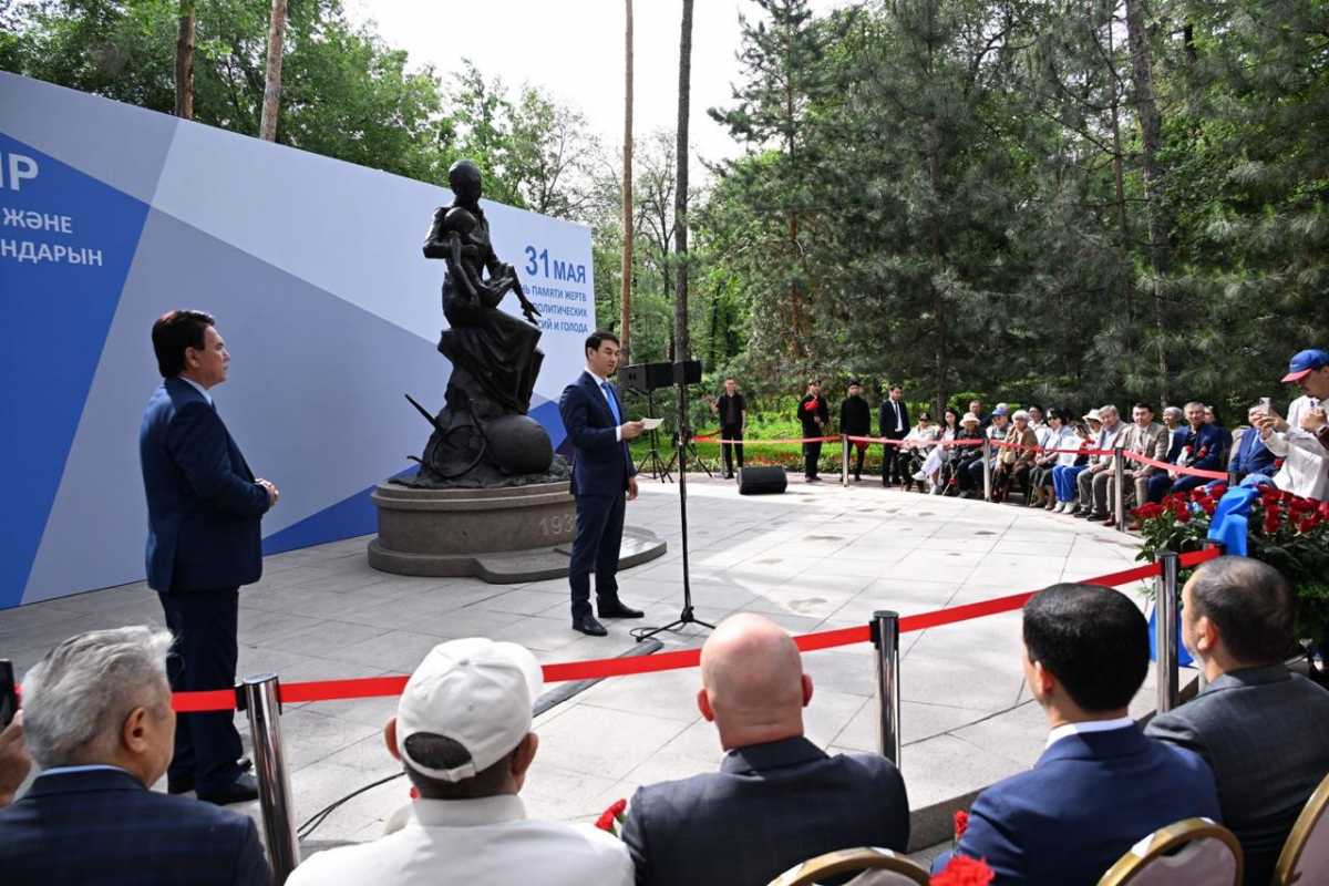 Алматыда саяси қуғын-сүргін және ашаршылық құрбандарын еске алды