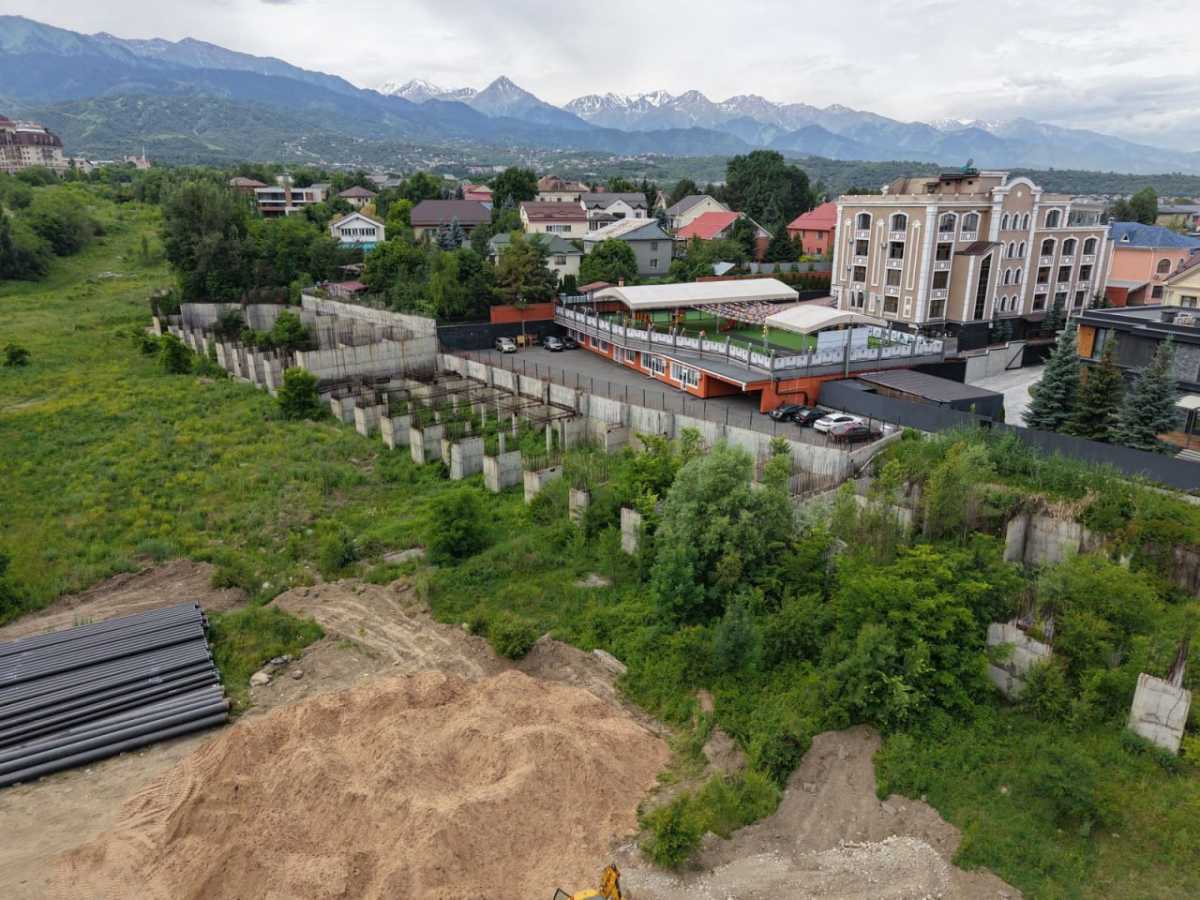 Алматыда салынып бітпеген ірі нысан сүріліп жатыр