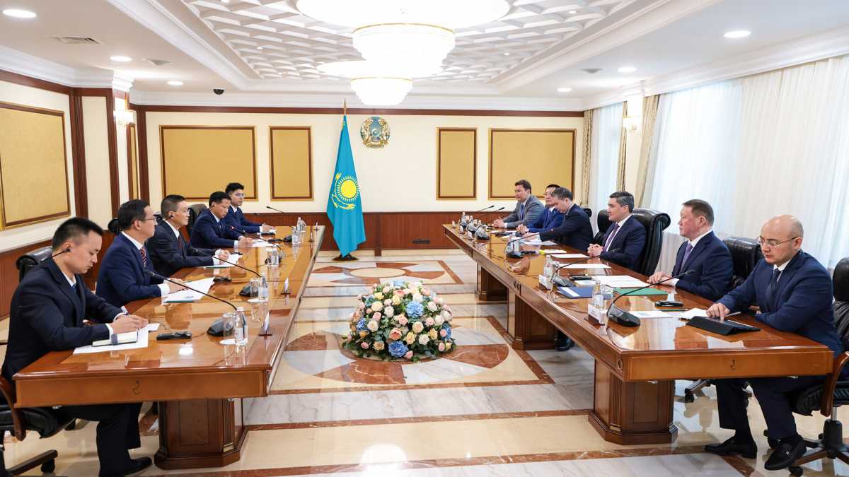 Олжас Бектенов East Hope Group басшысы Лю Юнсинмен «жасыл» алюминий өндіру жобасын жүзеге асыру мәселелерін талқылады