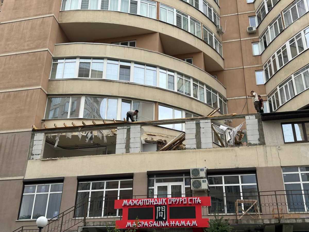 Алматыда рұқсатсыз салынған қосымша құрылыс сот шешімімен сүрілуде