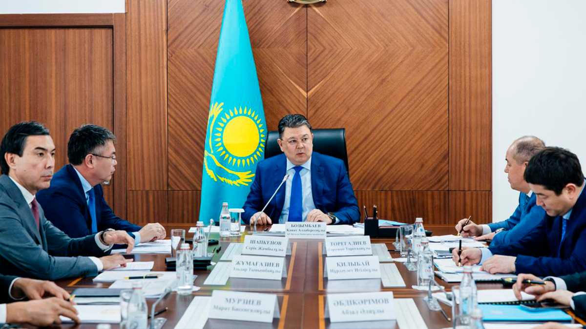 Қанат Бозымбаев Атырауда өткен көшпелі отырыста облыс әкімдерімен батыс өңірлерін кешенді дамыту мәселесін талқылады