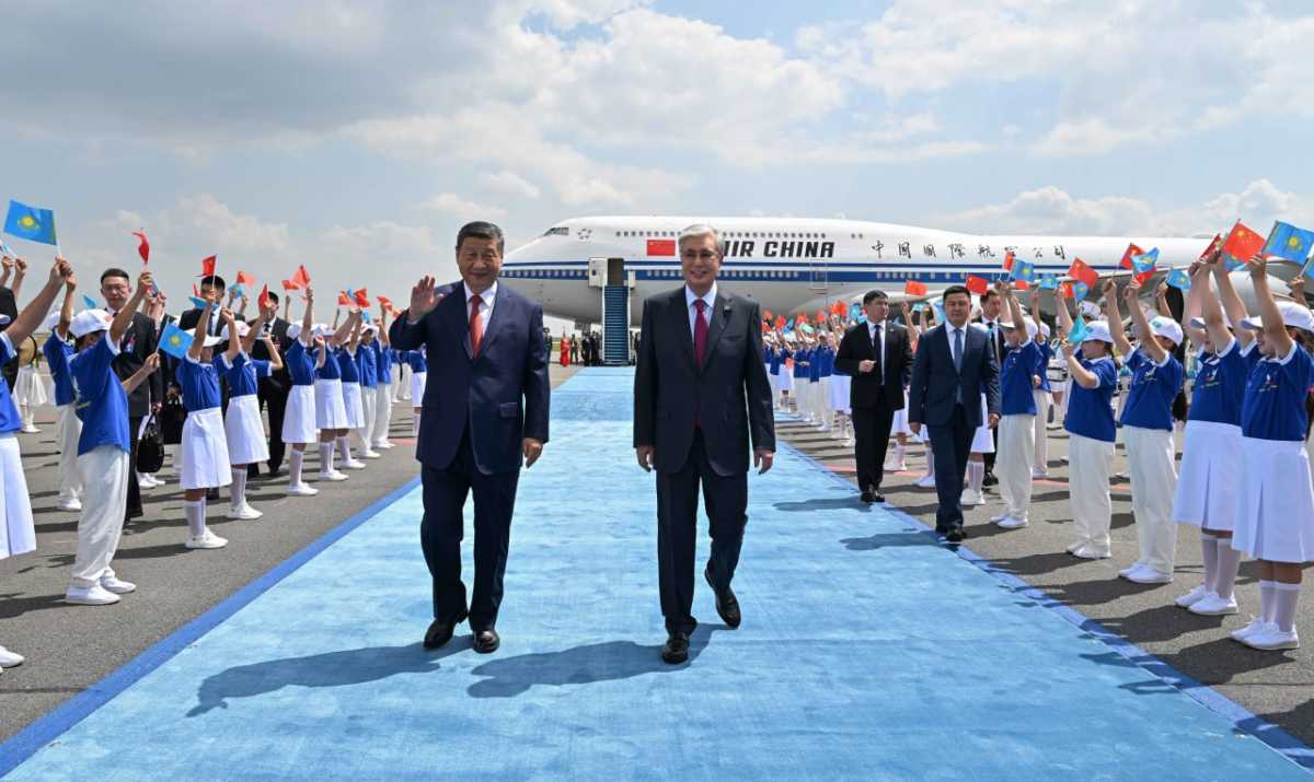 Қасым-Жомарт Тоқаев Қытай Халық Республикасының Төрағасы Си Цзиньпинді Астана әуежайынан қарсы алды