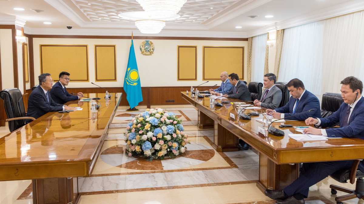 Олжас Бектенов Qingdao Wanlin Food басшысы Ли Яньтаомен АӨК өнімдерін терең өңдейтін зауыт құрылысын талқылады
