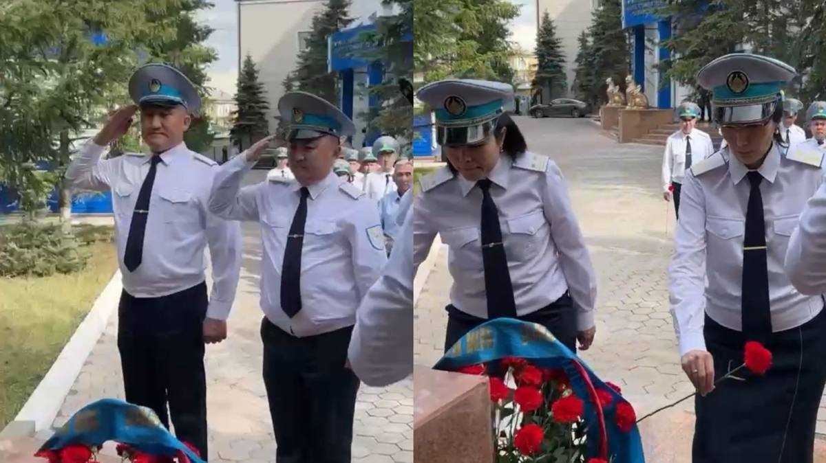 Көліктегі полицейлер қаза болған әріптестерін бір минут үнсіздікпен еске алды