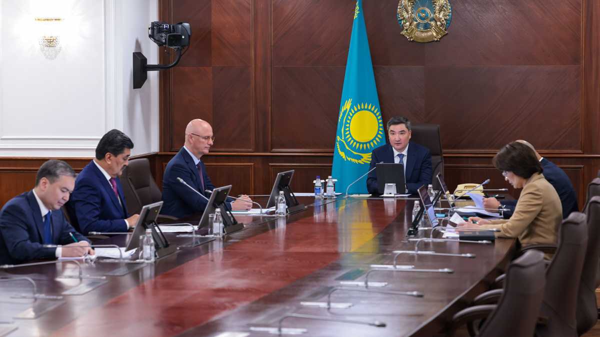Олжас Бектенов «Жасыл экономикаға» көшу жөніндегі кеңес отырысын өткізді: Ірі өнеркәсіп кәсіпорындарының шығарындыларын азайту мәселесі қаралды
