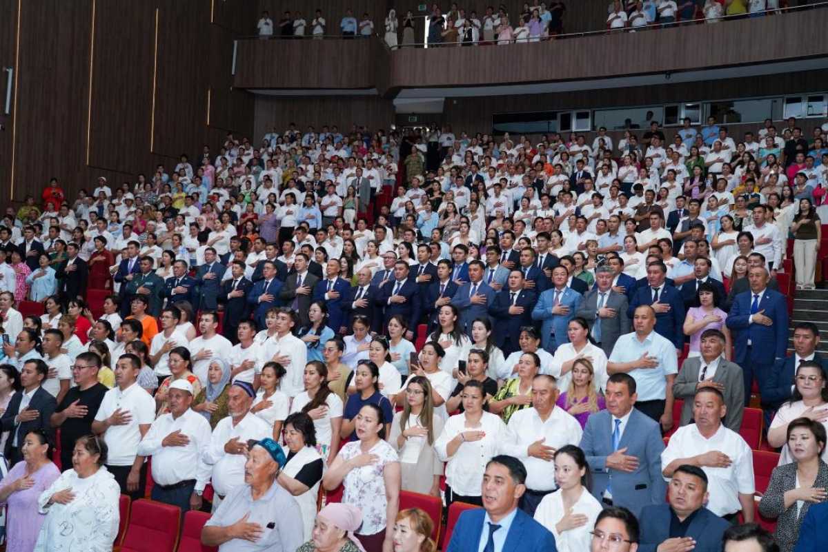 Түркістанда мемлекеттік қызметшілерге құрмет көрсетілді