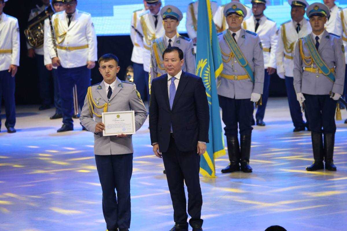 Ақтөбеде полицейлерге жаңа қызметтік автокөліктер мен пәтер кілттері табысталды