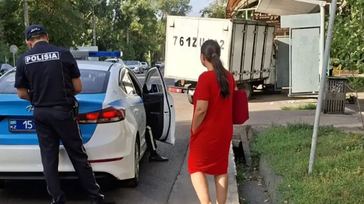 Алматыда “Газель“ аялдамаға соқтығысып, бір адам зардап шекті
