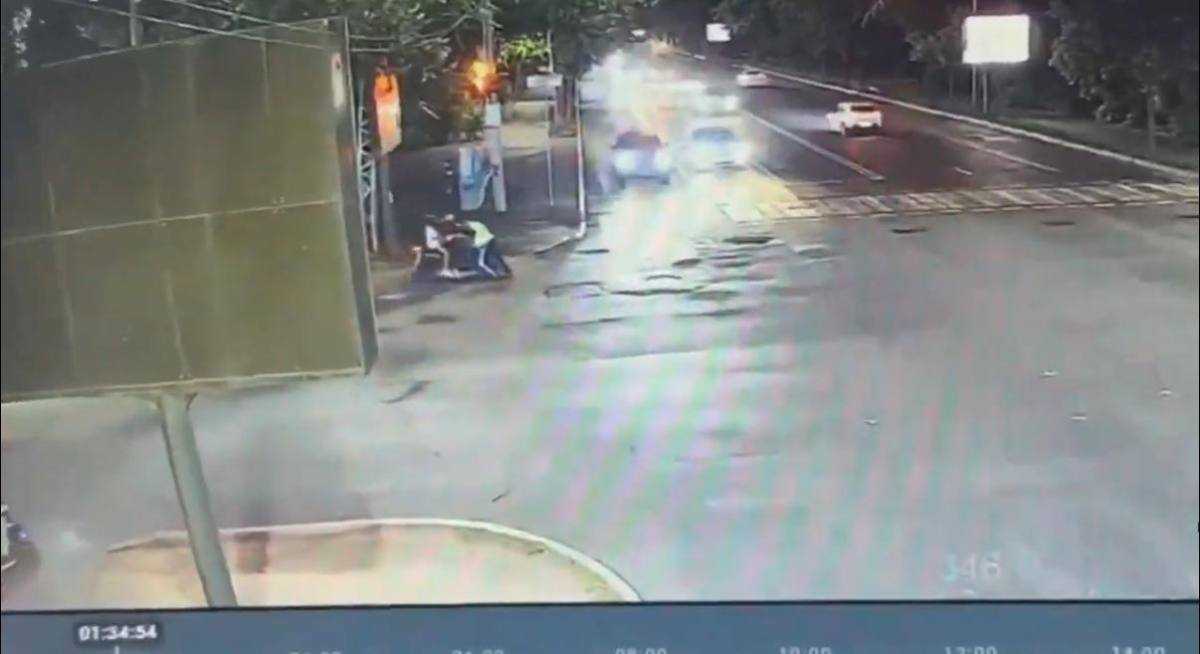 Алматыда мопед жүргізушісі полицейді қағып кетіп, оқиға орнынан қашпақ болды